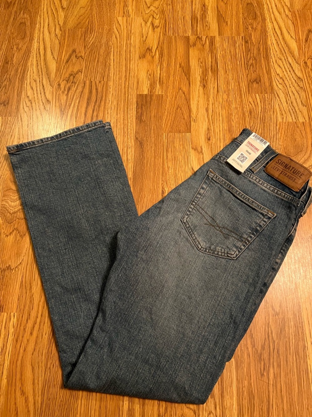 NWT Signature by Levi Strauss Mens Blue Denim Bootcut Jeans. Size 30X32